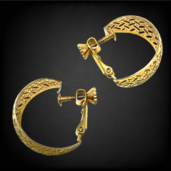 Vintage 1980s Napier Gold Tone Filigree Clip On Huggie Earrings Couture Mogul - Picture 2 of 5
